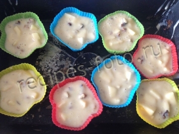 Маффины на кефире с яблоками и орехами в силиконовых формочках