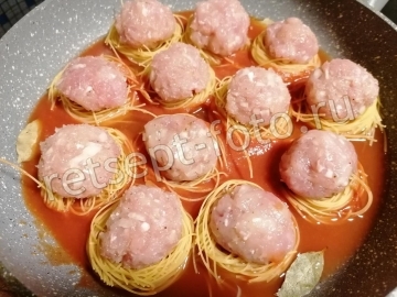 Макаронные гнезда с мясными шариками в томатном соусе