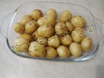 Молодая картошка с чесноком и укропом