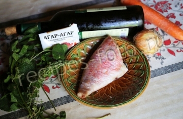 Морской окунь на сковороде тушеный с овощами