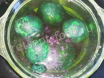 Мраморные яйца в луковой шелухе и зеленке на Пасху