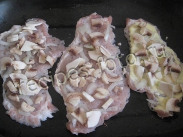 Отбивные из свинины с сыром, грибами и помидорами в духовке