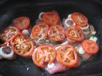 Отбивные из свинины в духовке с сыром и помидорами