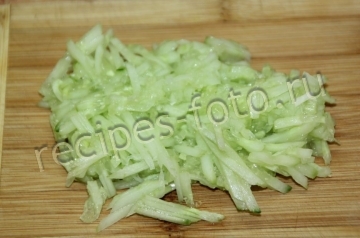 Овощной салат из свежей капусты с огурцом