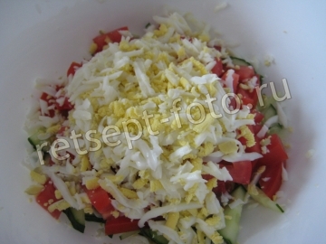Овощной салат с сыром и яйцом