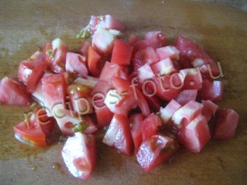 Овощной салат со стручковой молодой фасолью, помидорами и огурцами