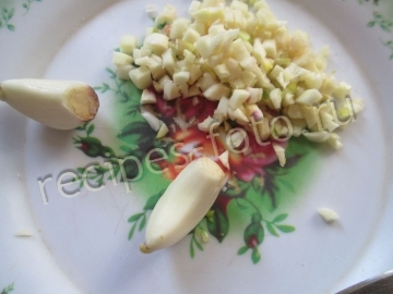 Овощной салат со свекольными чипсами и яйцом