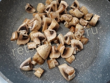 Перепела в сметане с грибами и курагой в духовке