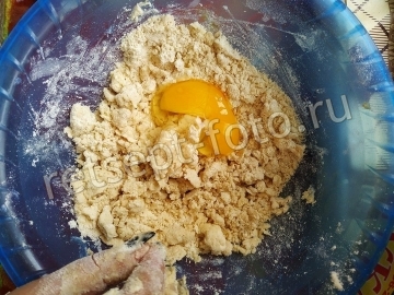 Песочный пирог с плавленым сыром и луком