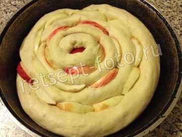 Пирог "Улитка" с яблоками из дрожжевого теста