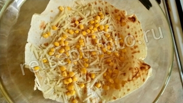 Пирог из лаваша с сыром и кукурузой в духовке