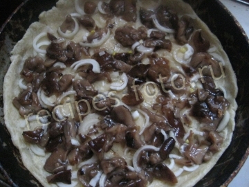 Пирог с грибами со сметанной заливкой на песочном тесте