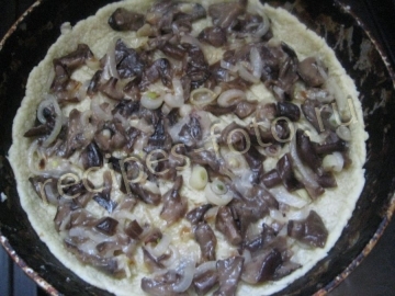 Пирог с грибами, сыром и сметанной заливкой