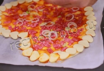 Пицца из слоеного теста с колбасой и грибами в духовке