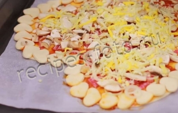 Пицца из слоеного теста с колбасой и грибами в духовке