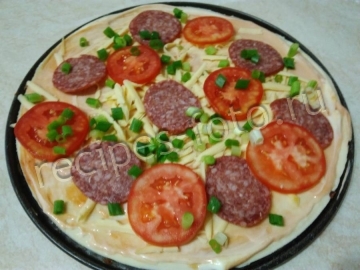 Пицца из слоеного теста с колбасой салями