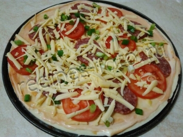 Пицца из слоеного теста с колбасой салями