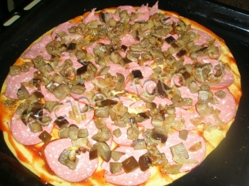 Пицца с баклажанами и колбасой
