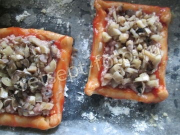 Пицца с фаршем и грибами на песочном тесте