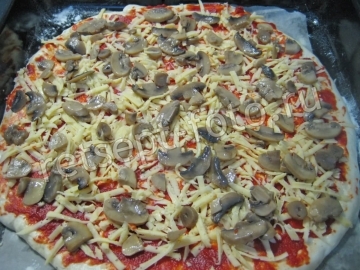 Пицца с грибами на толстом тесте