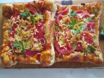 Пицца с кабачками и колбасой