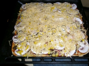 Пицца с колбасой и кукурузой в домашних условиях