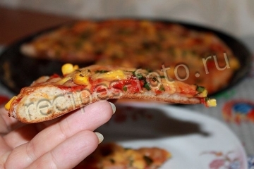 Пицца с колбасой, кукурузой и сыром на тонком тесте
