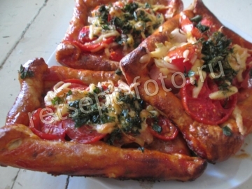 Пицца с колбасой, сыром и помидорами (тесто без дрожжей)