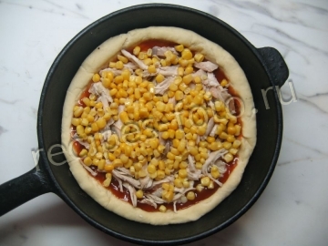 Пицца с курицей и кукурузой. Тесто на дрожжах
