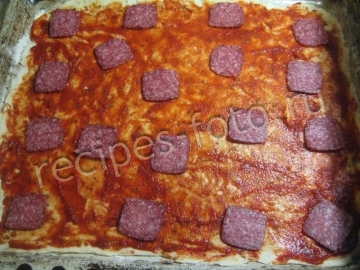 Пицца с сырокопченой колбасой и сыром дома на тонком тесте