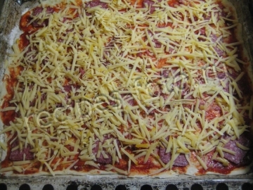 Пицца с сырокопченой колбасой и сыром дома на тонком тесте