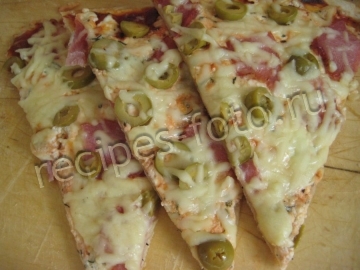 Пицца с творогом, колбасой и сыром