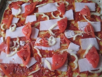 Пицца с ветчиной, сыром и помидорами