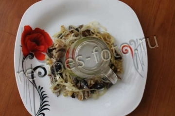Праздничный салат "Рождественский венок" с ветчиной и грибами слоями