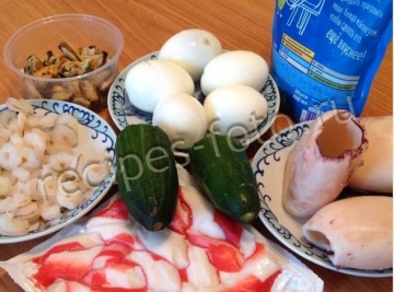 Праздничный салат с морепродуктами "Ассорти" с огурцом и яйцом