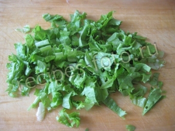 Простой овощной салат с картофелем, листьями салата и яйцами без мяса