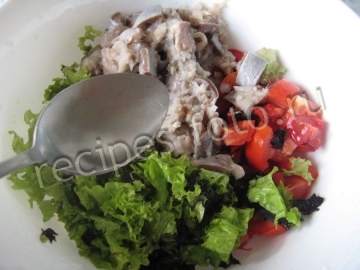 Простой рыбный салат с селедкой и помидорами