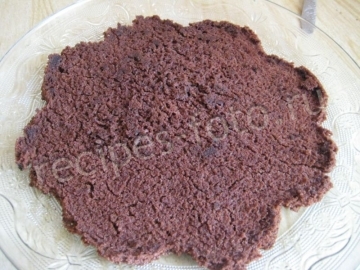 Простой шоколадный торт с вишней и сметанным кремом без яиц