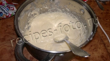 Простые кексы с изюмом на сметане с маслом в формочках