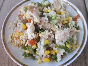 Рис с овощами и курицей на сковороде