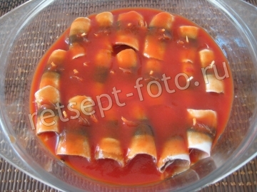 Рулетики из салаки в духовке запеченные под томатным соусом по-шведски