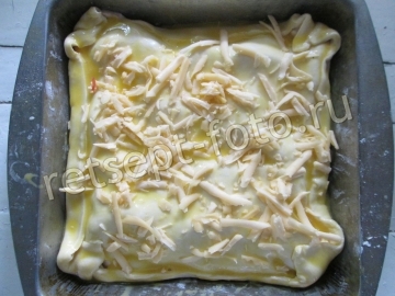 Рыбный пирог из свежей рыбы с сыром и помидорами из слоеного теста