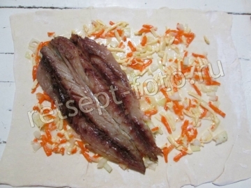 Рыбный пирог с соленой скумбрией из слоеного теста