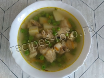 Рыбный суп из хека с зеленым горошком