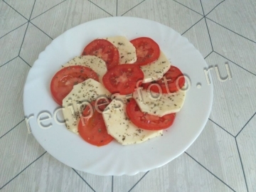 Салат "Капрезе" с моцареллой и помидорами