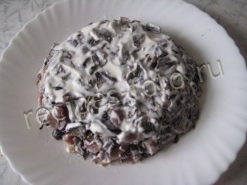 Салат "Лисья шубка" с грибами и селедкой слоями
