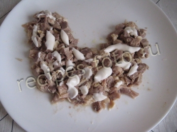Салат "Петушок" с грибами и курицей