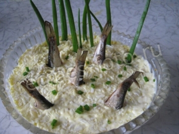 Салат "Рыбки в пруду" со шпротами
