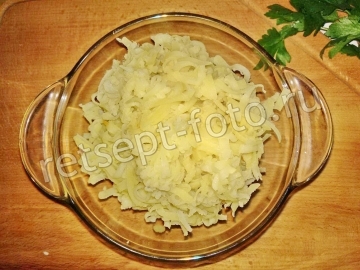 Салат "Селедка под шубой" с яйцами и маринованным луком