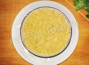 Салат "Селедка под шубой" с яйцами и маринованным луком